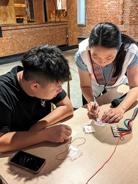 陳怡君推展十字繡，讓傳統工藝重返族人生活。（圖／臺南市政府觀旅局　提供）