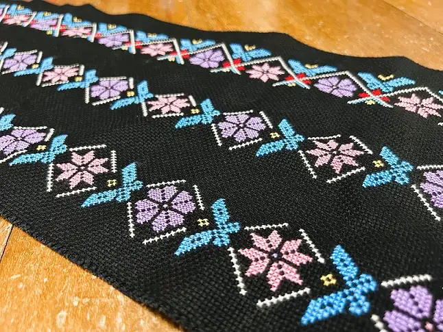 紋樣圖案豐富、色彩艷麗的十字繡，是西拉雅族服與裝飾的一大特色。（圖／臺南市政府觀旅局　提供）