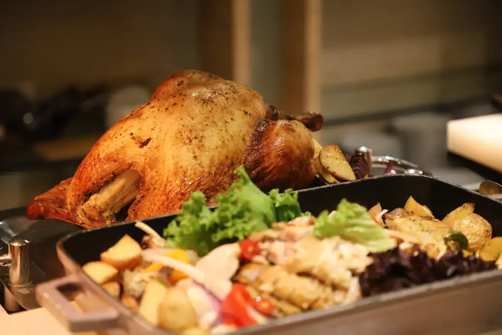 聖誕童話晚宴提供烤火雞、爐烤牛美味與家人共享美味與家人共享(圖/和逸商旅提供)