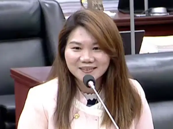 市議員李雅靜批評市府在全民普發一萬元政策缺乏配套措施，環境治理頻出，並呼籲市府不要成為中央「啦啦隊」。（記者吳文生攝