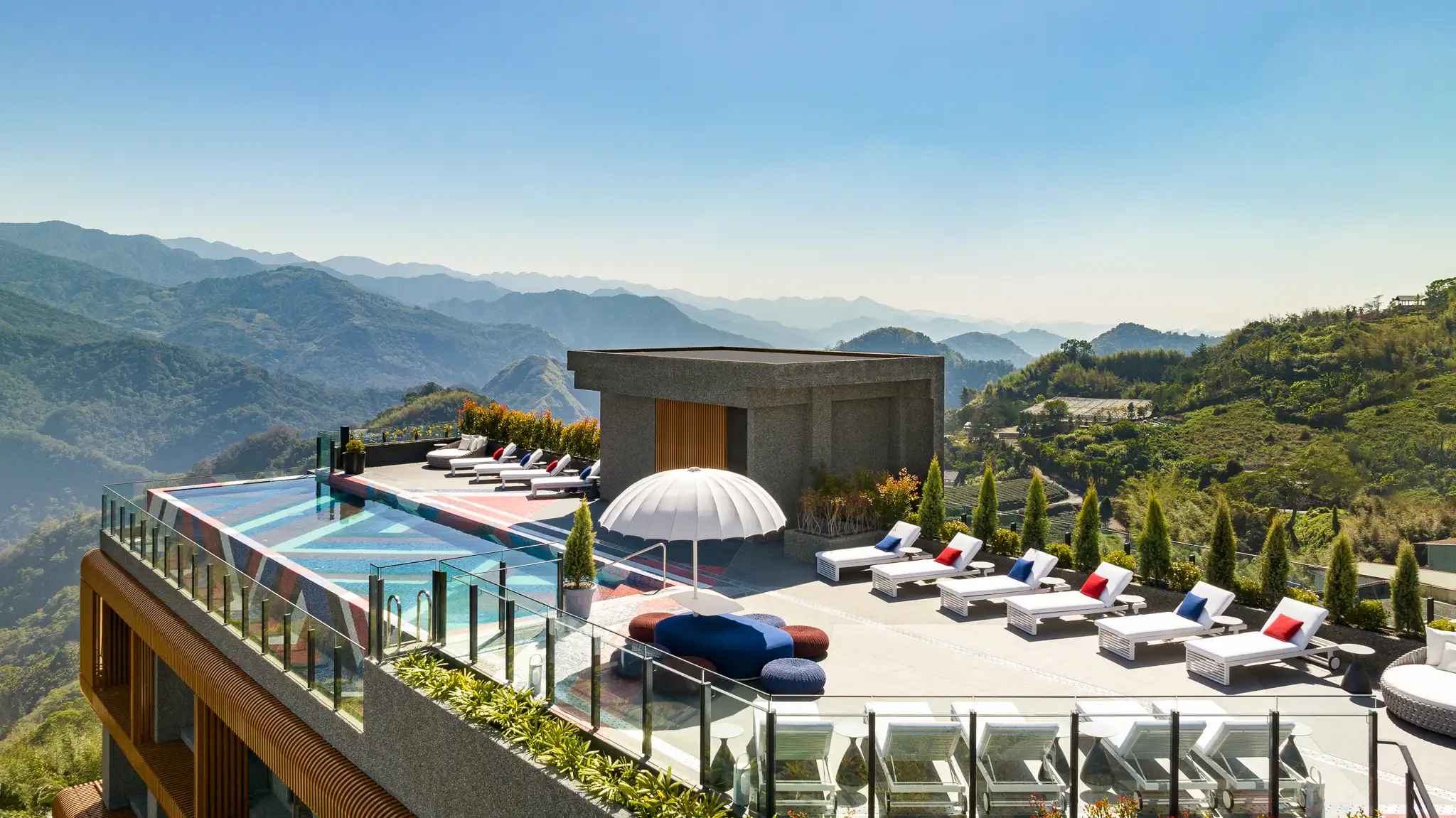 入住海拔1300公尺的阿里山英迪格酒店，享受山景與靜謐度假時光。（圖／嘉義市文觀局　提供）