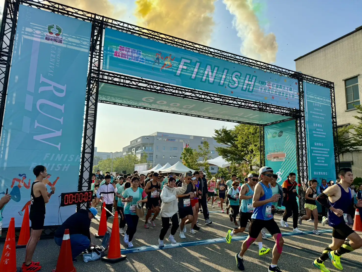 2025第三屆紅崴觀光工廠半程馬拉松健康嘉年華，不畏寒風千人共跑。(記者洪淑玉攝）