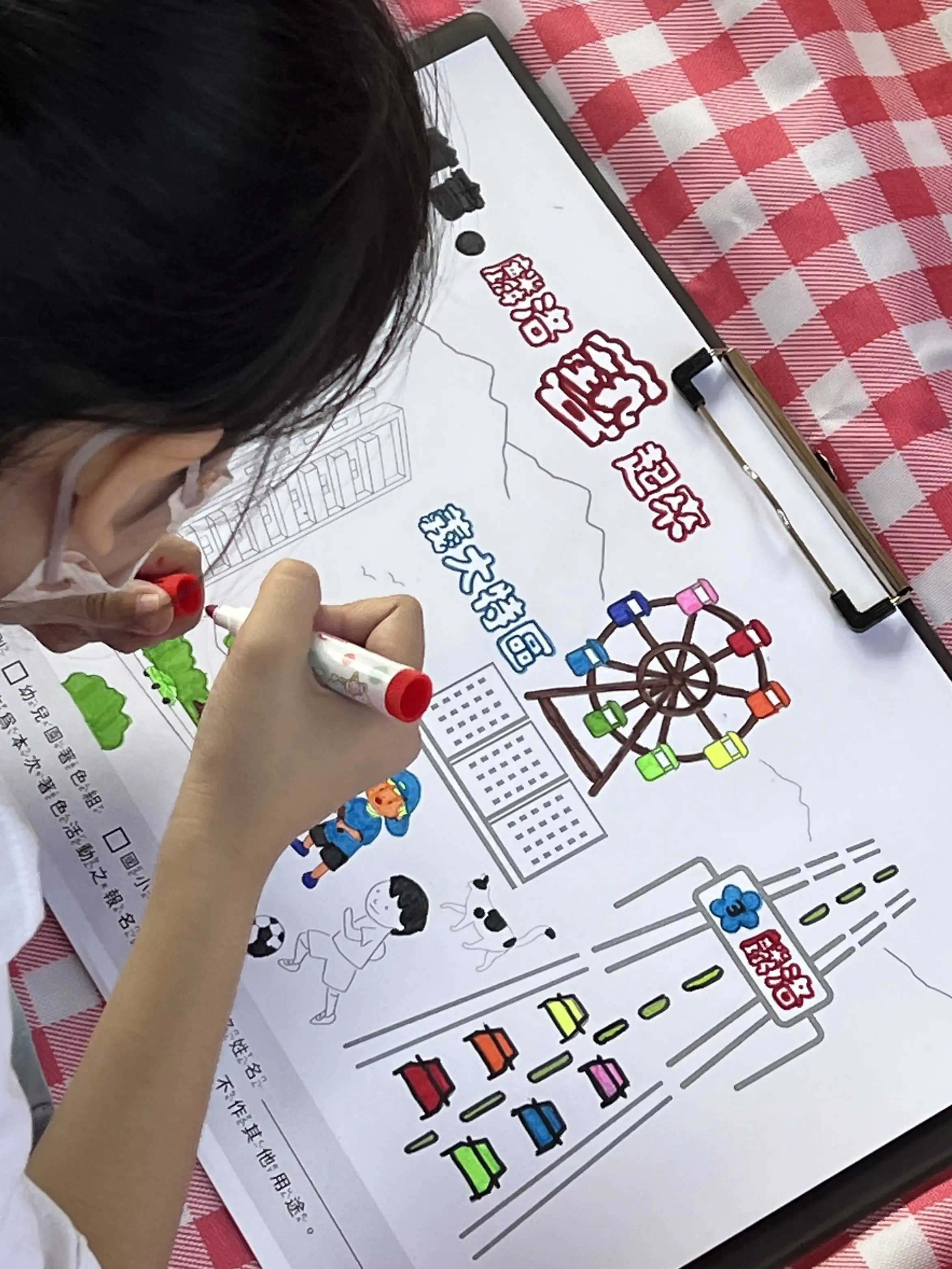 萬吉建設親子寫生＆著色活動，學童以畫筆記錄家鄉風景與生活樣貌。（萬吉建設提供）