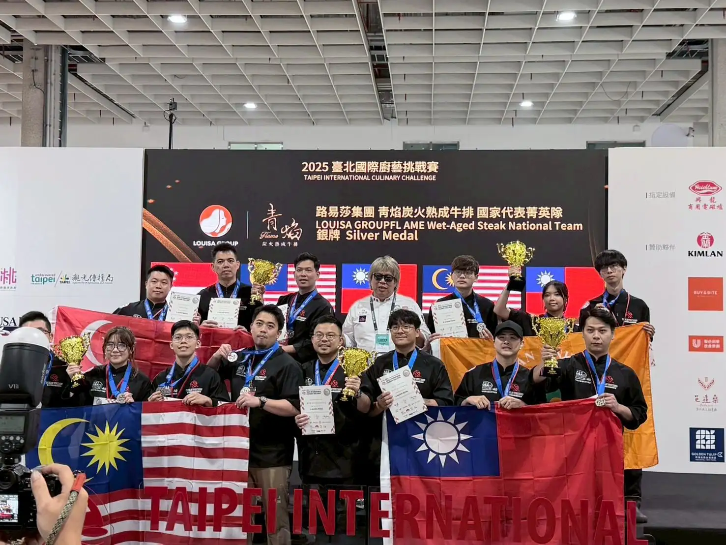 餐飲系在「國家代表菁英隊」中以台灣特色料理榮獲銀牌。(圖/崑山科技大學 提供)