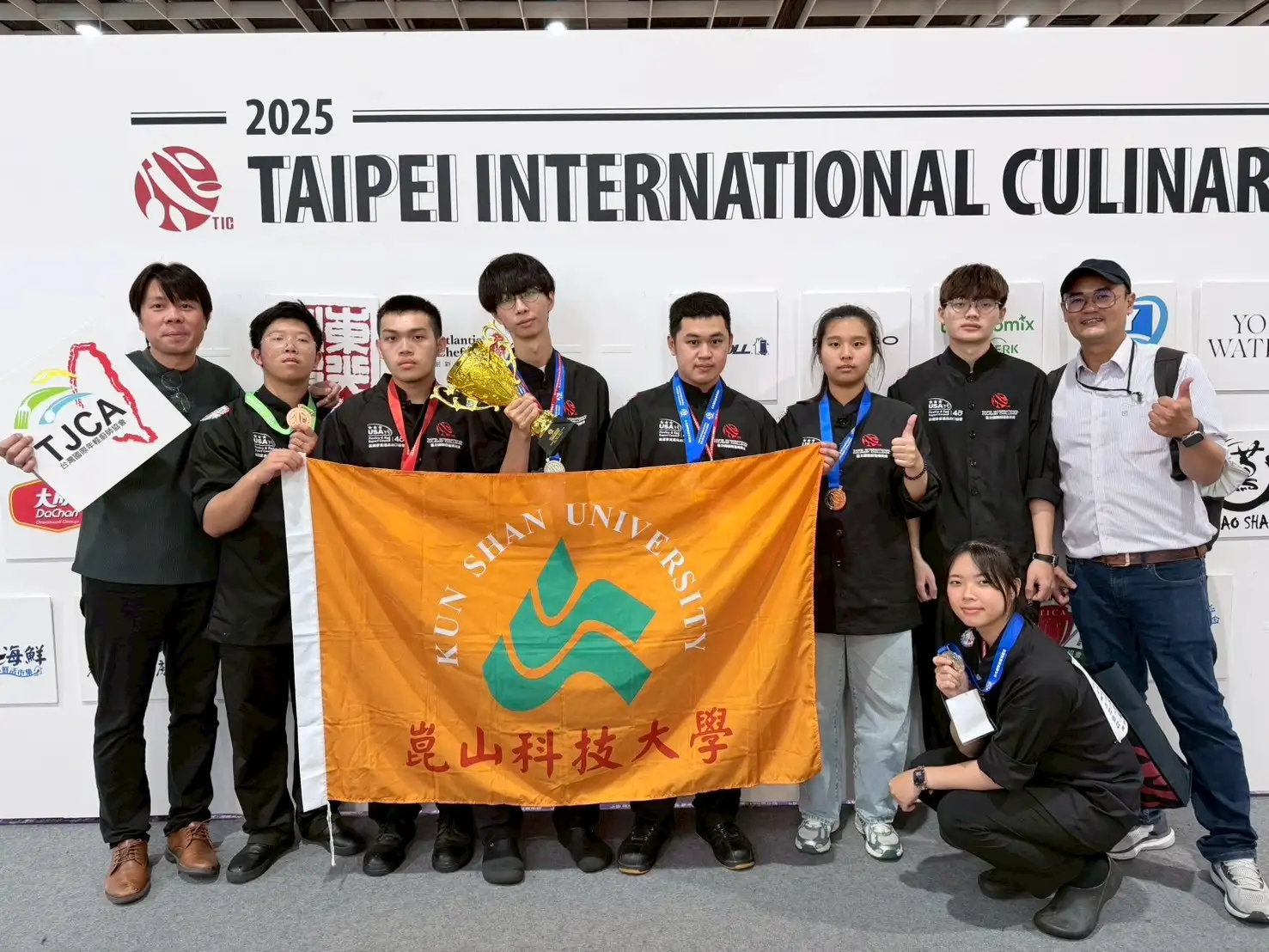 餐飲系師生團隊參與「2025台北國際廚藝挑戰賽」，共收穫10面獎牌。(圖/崑山科技大學 提供)