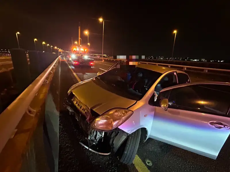 國八安定段小客車變換車道釀後車撞護欄女駕駛送醫