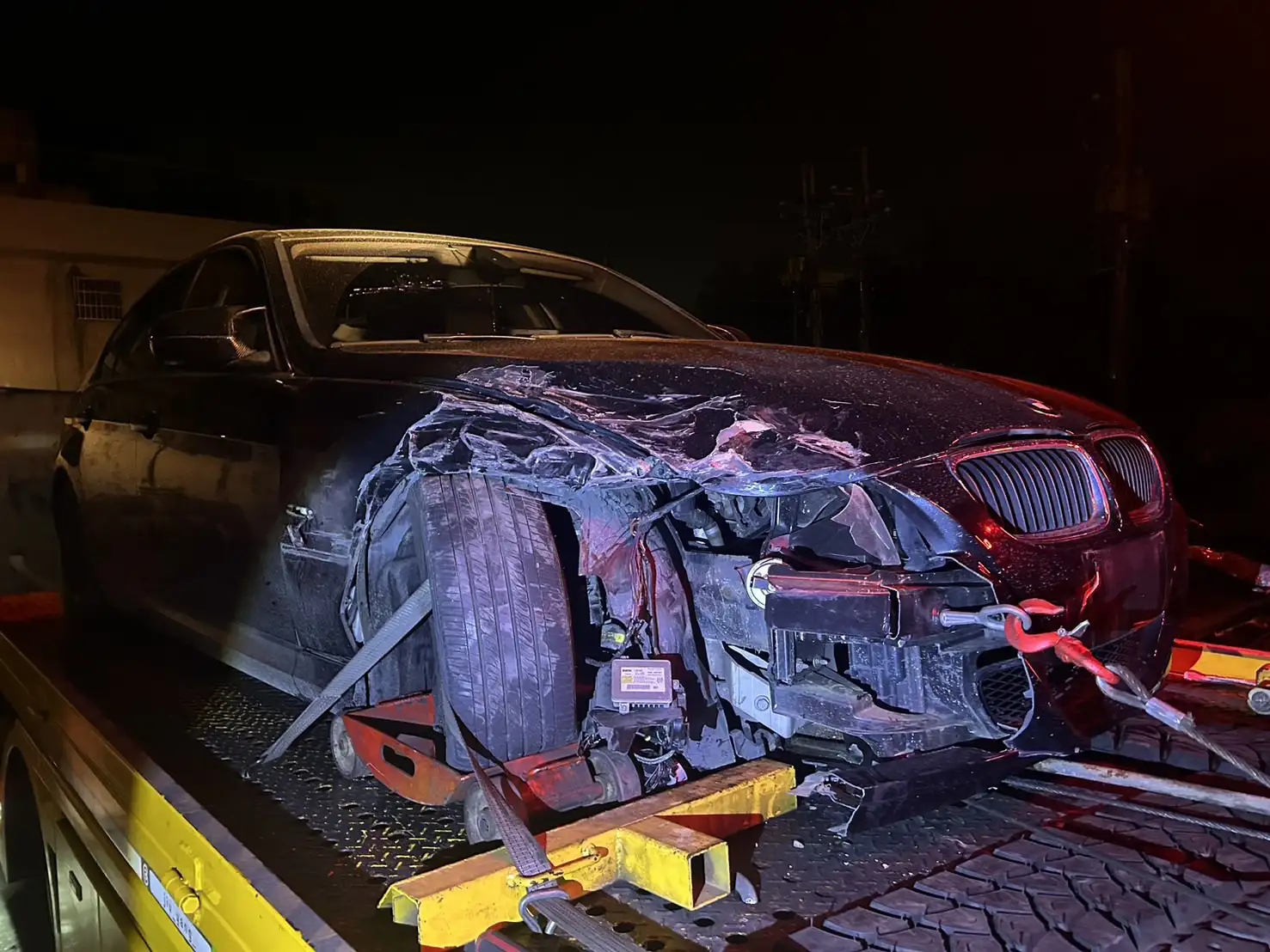 國八安定段小客車變換車道釀後車撞護欄女駕駛送醫。(圖/國道警方 提供)
