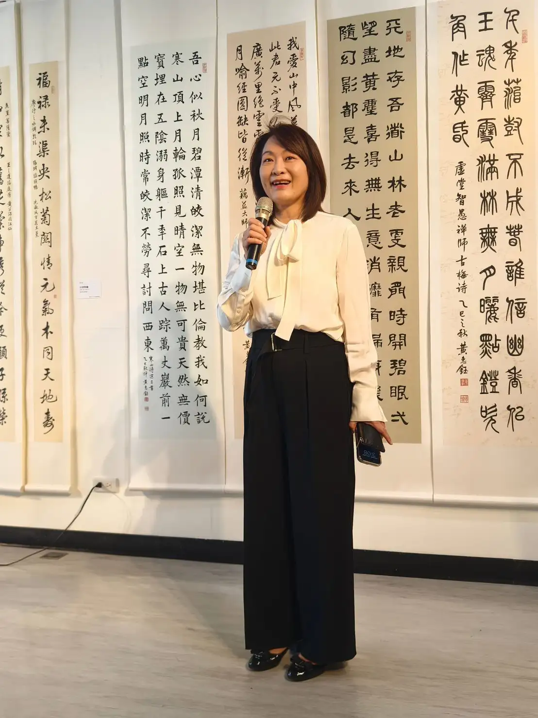 市議員陳麗娜致詞，肯定三位書家努力與堅持。（記者吳文生攝）