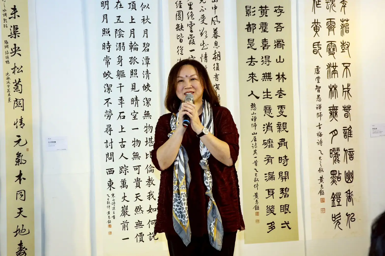 展出者黃惠鈺分享感言，感謝師長、同好與家人的支持，並追念已故師友孫于婷。（記者吳文生攝）