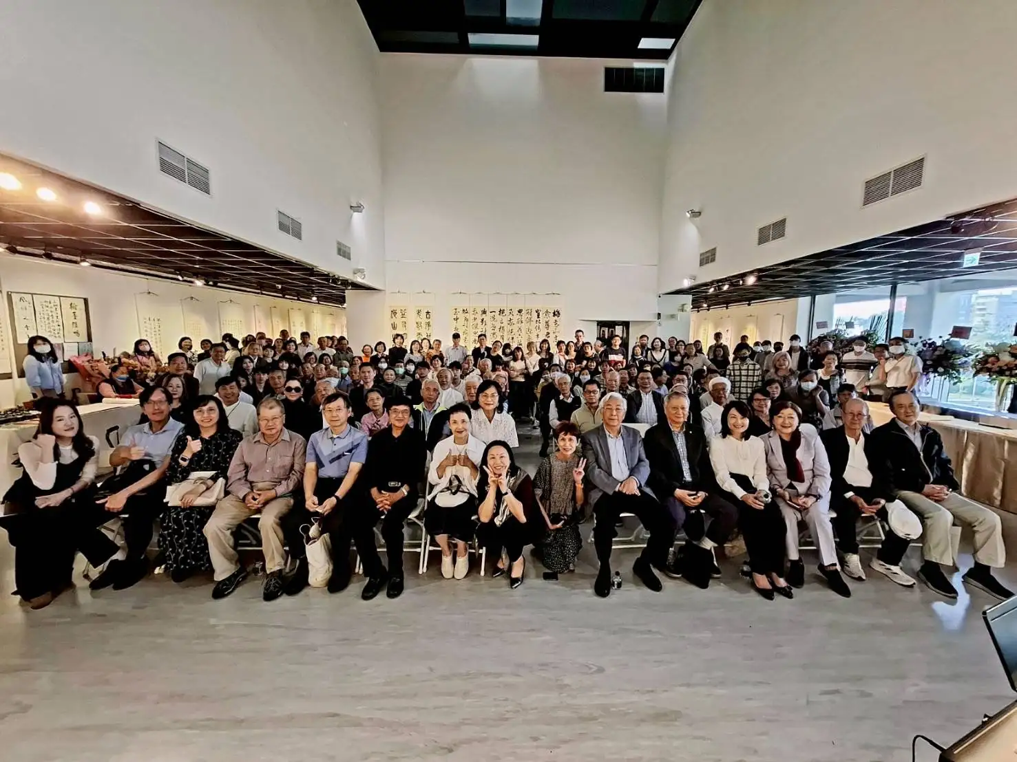 開幕典禮大合照，出席貴賓與書法愛好者齊聚一堂。（記者吳文生攝）