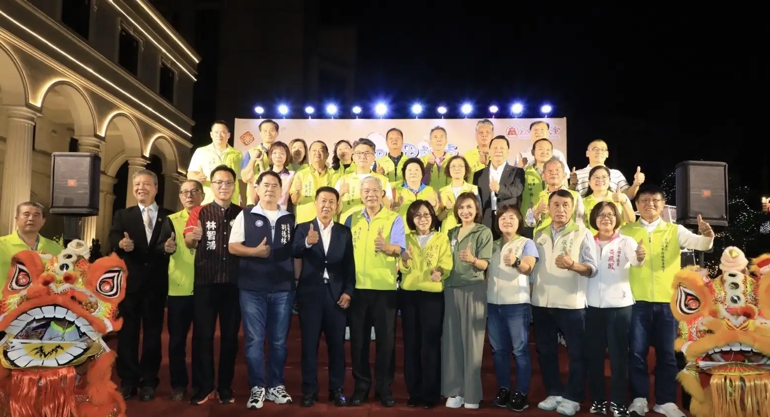 高雄市議會今年寒冬聯合送暖活動廿三日在議會廣場舉辦，議長康裕成率議員為近二千戶弱勢邊緣家庭送暖，還邀請內門知名總鋪師阿隆師到場辦桌。（高雄市議會提供）