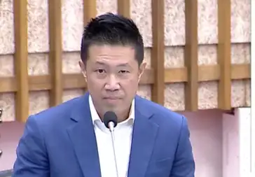 市議員鍾易仲總質詢營建剩餘土石方回填農地議題，反對農一、農二及農三等優良農地接收土石方。（記者吳文生攝）