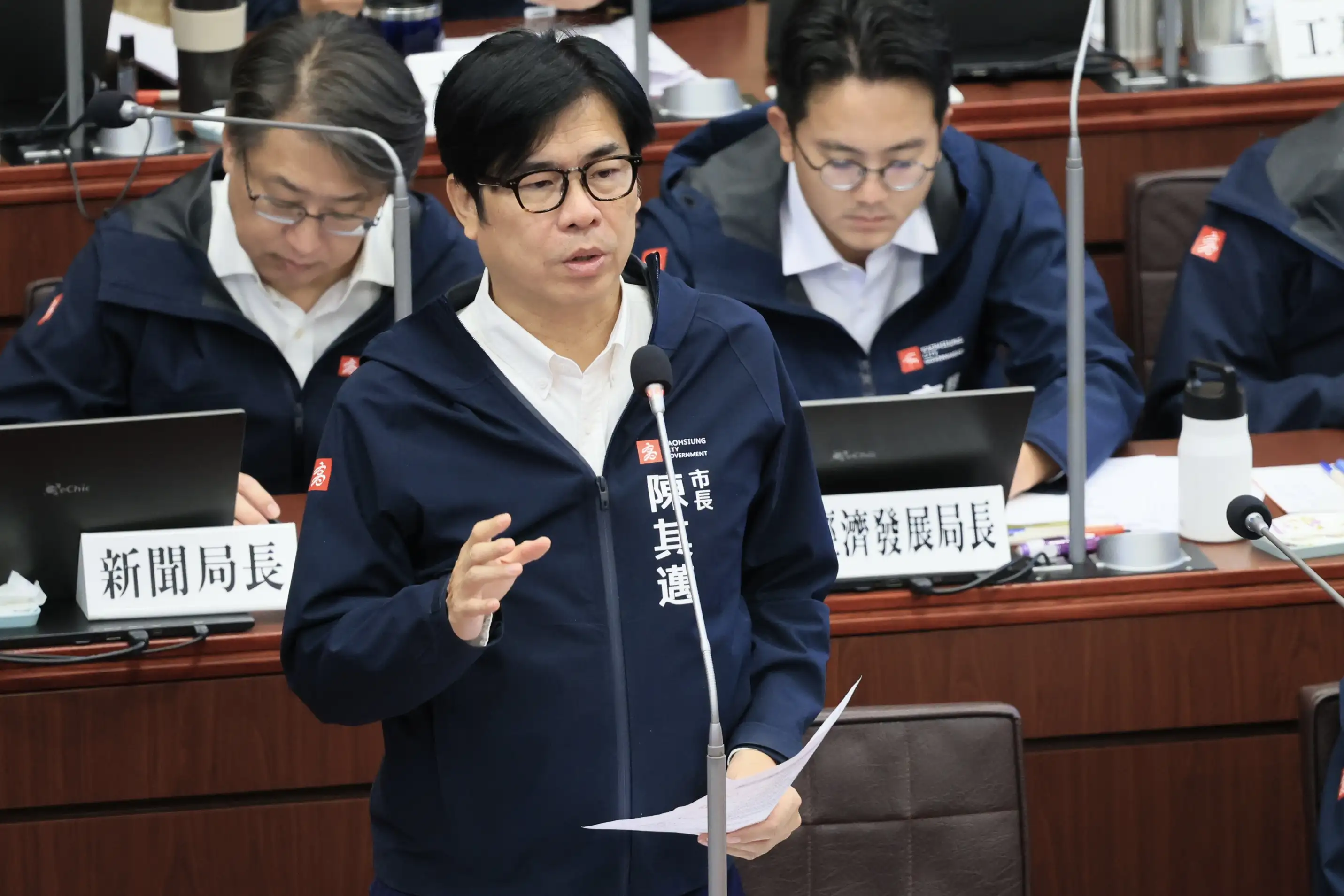 陳其邁於總質詢中回應非法定社福預算、大湖公園整體規劃、公共設施保留地檢討及大社停車改善等議題。（記者吳文生攝）