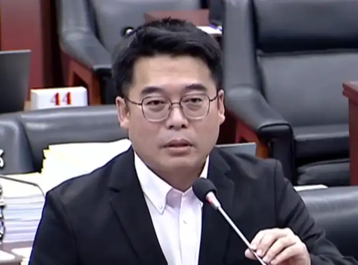 市議員張勝富建議市府跨局處合作，整合大社區公家機關並規劃綜合行政中心與立體停車場。（記者吳文生攝）