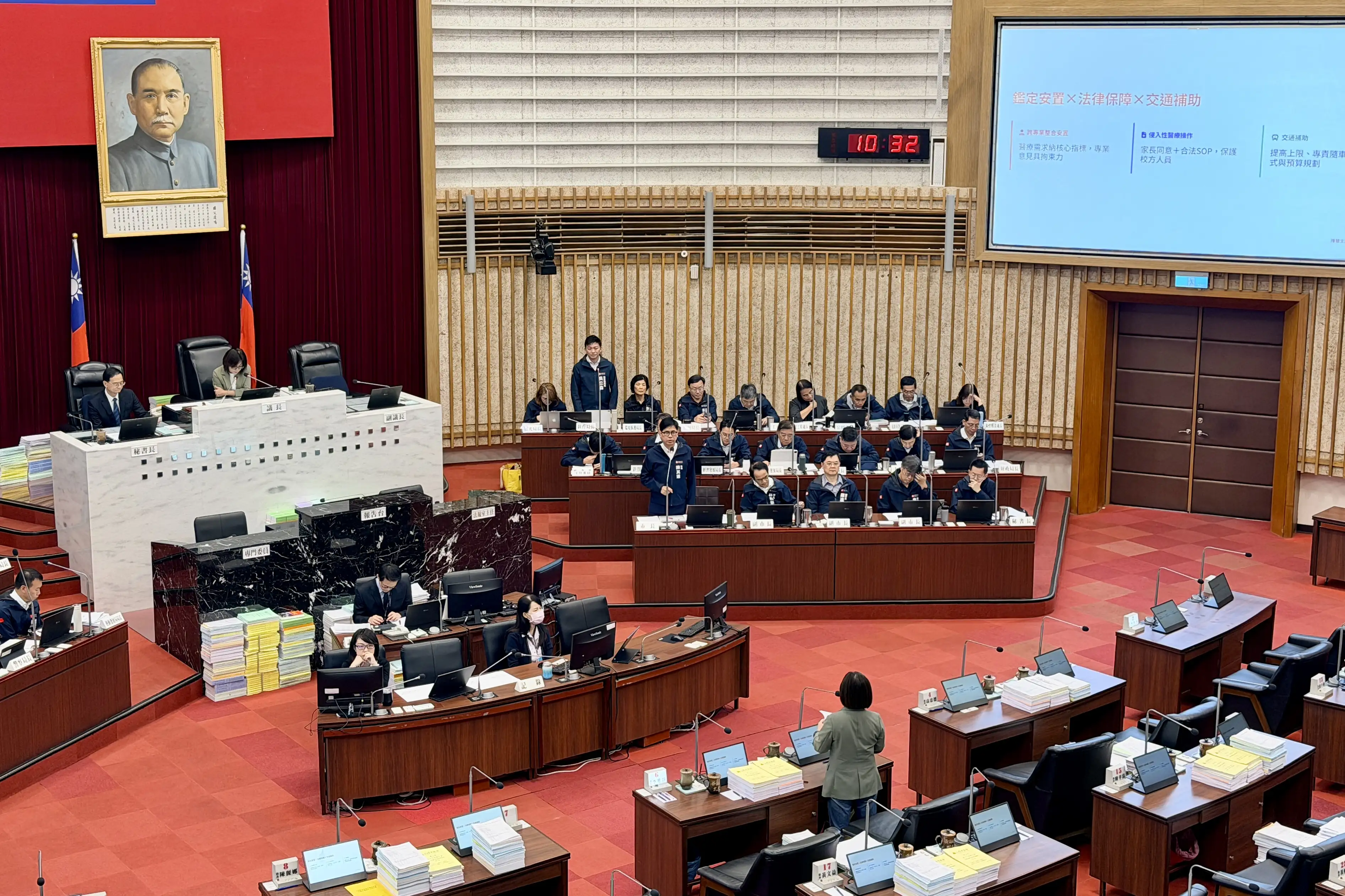 陳其邁市長今（25）日於市政總質詢中，針對楠梓交通改善及特教學生上下課接送議題逐一回應。（記者吳文生攝）