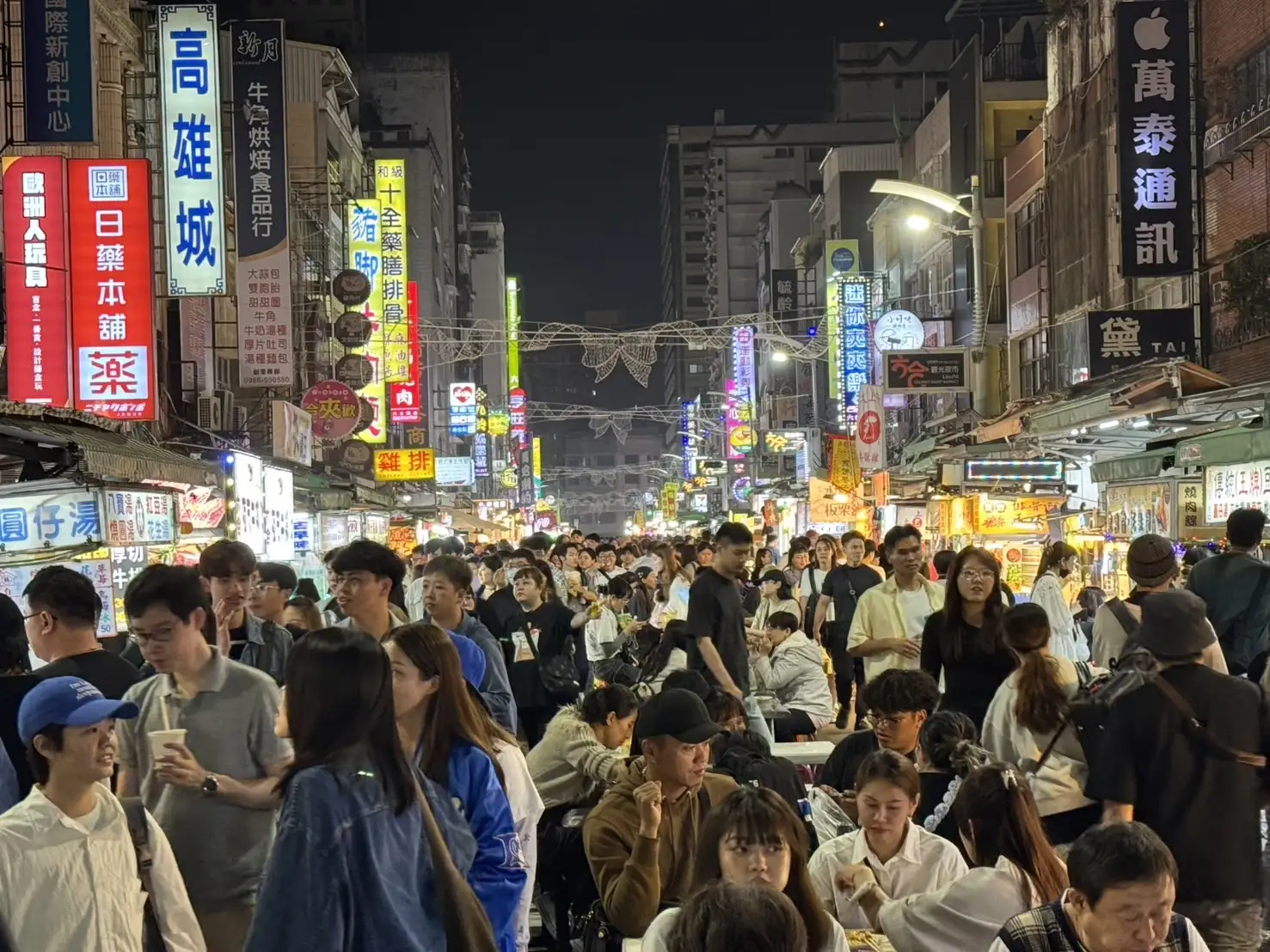 高雄演唱會帶動六合夜市人潮湧現、商機倍增，攤商營業至深夜依舊熱鬧。（記者吳文生翻攝）