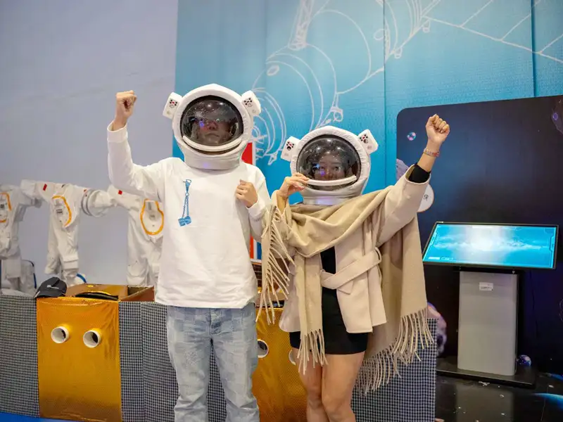 台青走進深圳太空館，穿戴體驗式太空頭盔，感受近距離接觸航太科技的趣味與震撼。(記者楊婉攝)