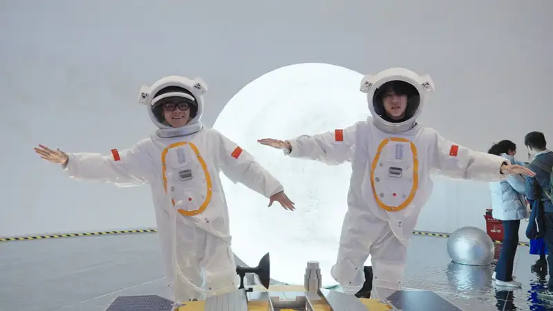 穿上太空服、踏上月球面，台青在深圳太空館玩起「太空漫步」，沉浸式體驗超級逼真。(記者楊婉攝)