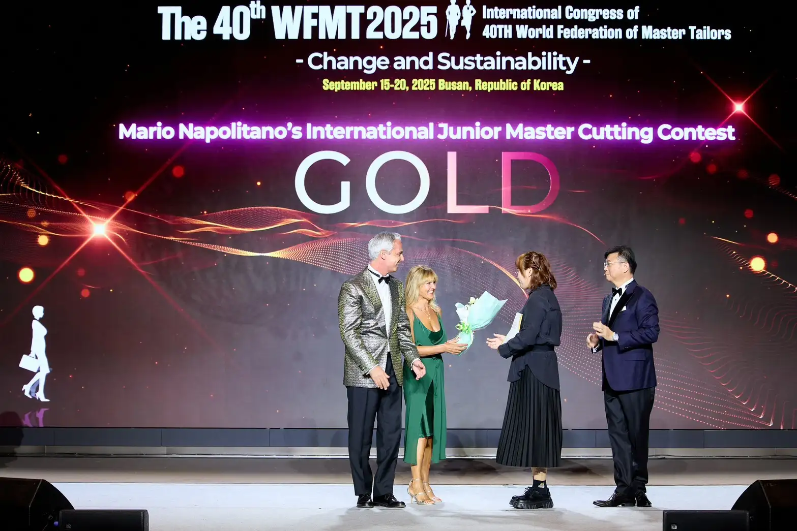 陳詩婷（右二）在「第40屆世界洋服同業聯盟大會」勇奪青年組女裝裁剪金牌，展現台灣技職青年的亮眼實力。(圖/南方創客基地提供)