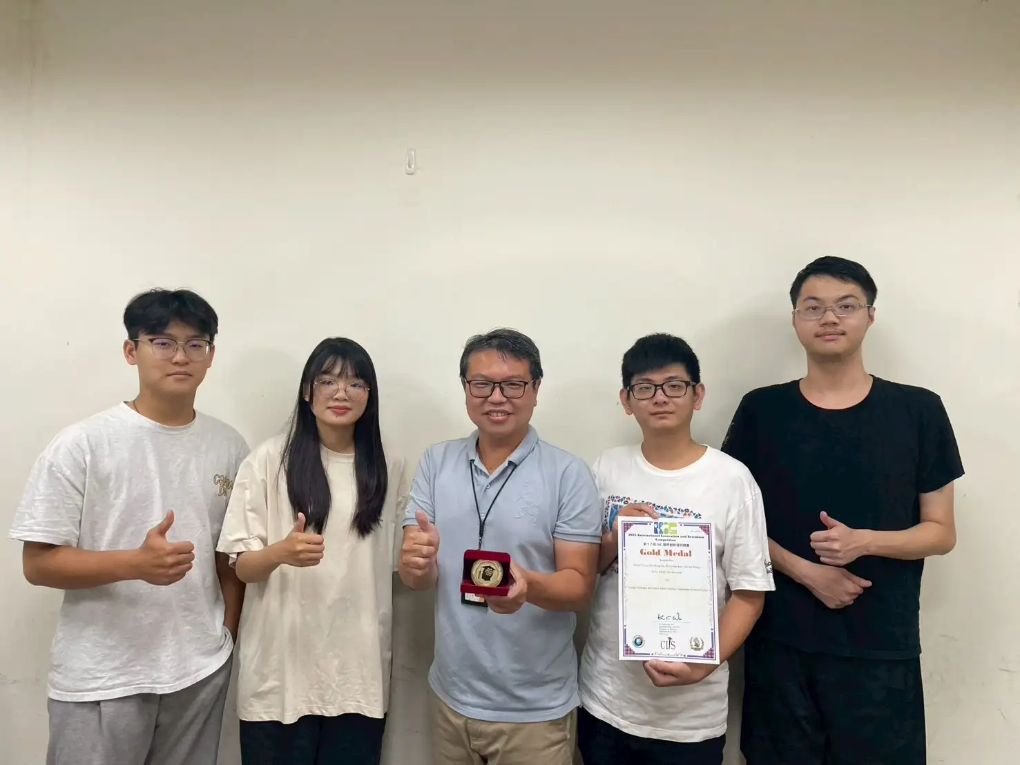 機械系劉鑑德助理教授(中)師生團隊以「太陽光導引與室內智慧照明溫控系統」奪金。（圖／崑山科技大學　提供）