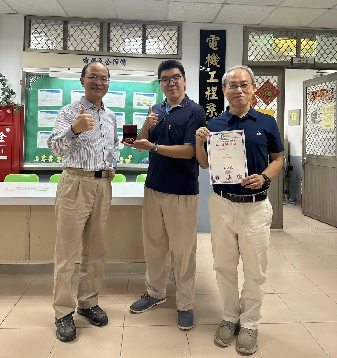 電機工程系李振興教授(右)師生團隊以「AI淨灘機器人」奪金。（圖／崑山科技大學　提供）