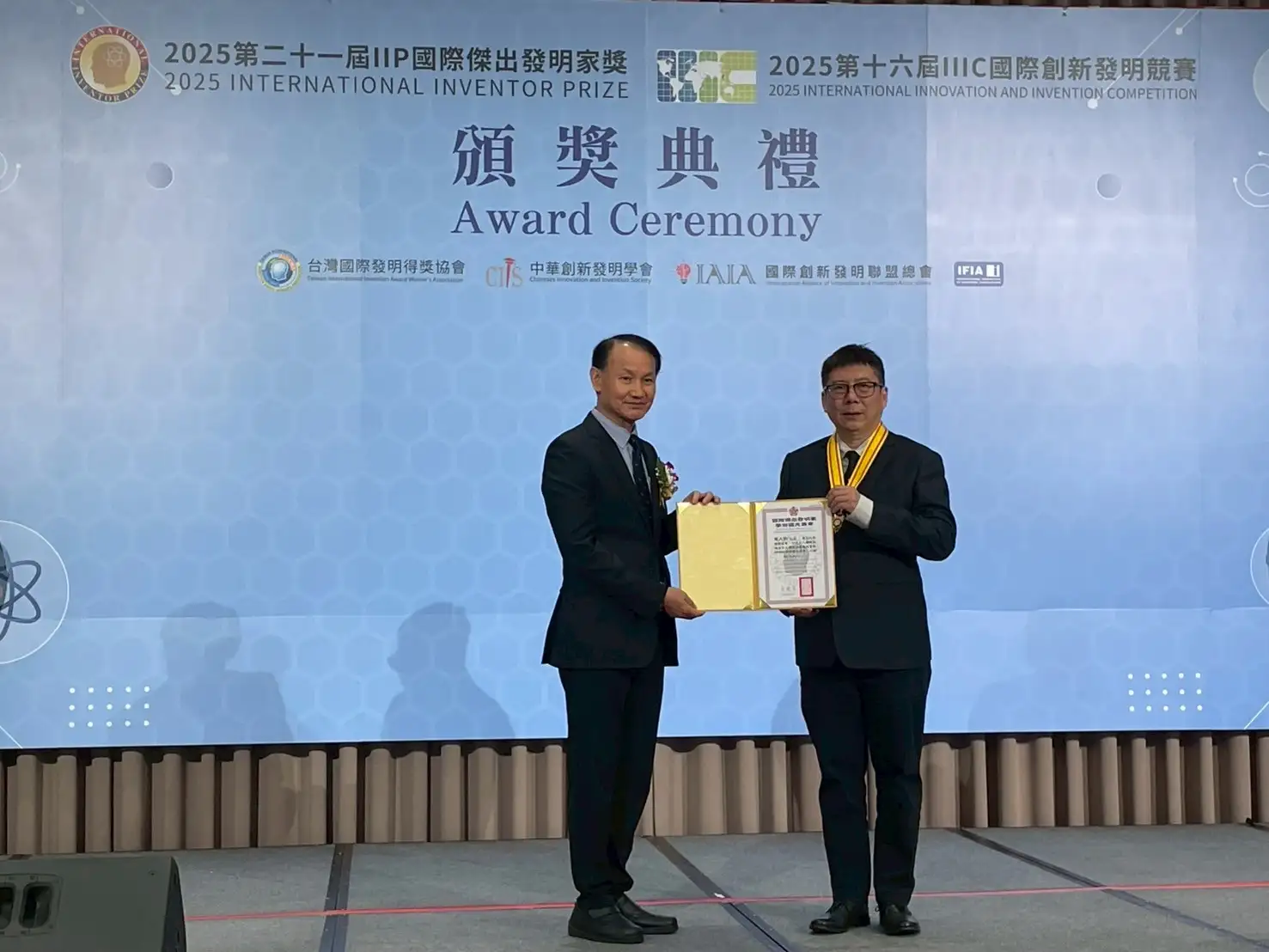 機械系翟大鈞助理教授榮獲素有發明界奧斯卡獎之稱的「學術國光獎」頭銜。（圖／崑山科技大學　提供）