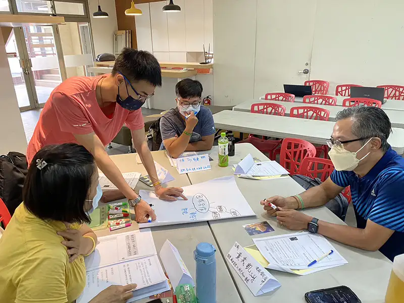 雲嘉南分署職涯門診運用專業工具，協助民眾爬梳自身特質、興趣與就業經驗，引導建立適合的職涯發展策略。（圖／雲嘉南分署　提供）