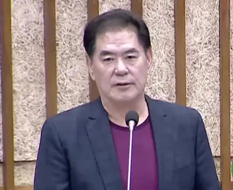 市議員劉德林在總質詢中揭露高雄市出生率持續下滑，並批評市府對少子化危機反應消極，提出提高婚育宅比例等三項對策。（記者吳文生攝）