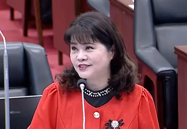 市議員陳玫娟總質詢指出，蓮池潭風景區雖推動步道串聯，卻面臨「龜島無龜、蓮潭無蓮」的荒謬現況。（記者吳文生攝）