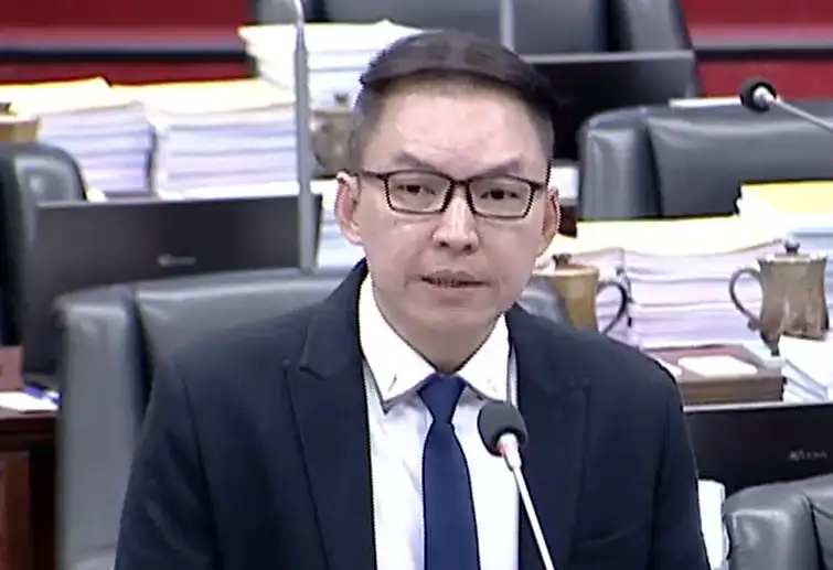 市議員黃文益認為，柯志恩及陳菁徽兩立委是拖垮高雄未來的罪魁禍首，應出來面對高雄人。（記者吳文生攝）