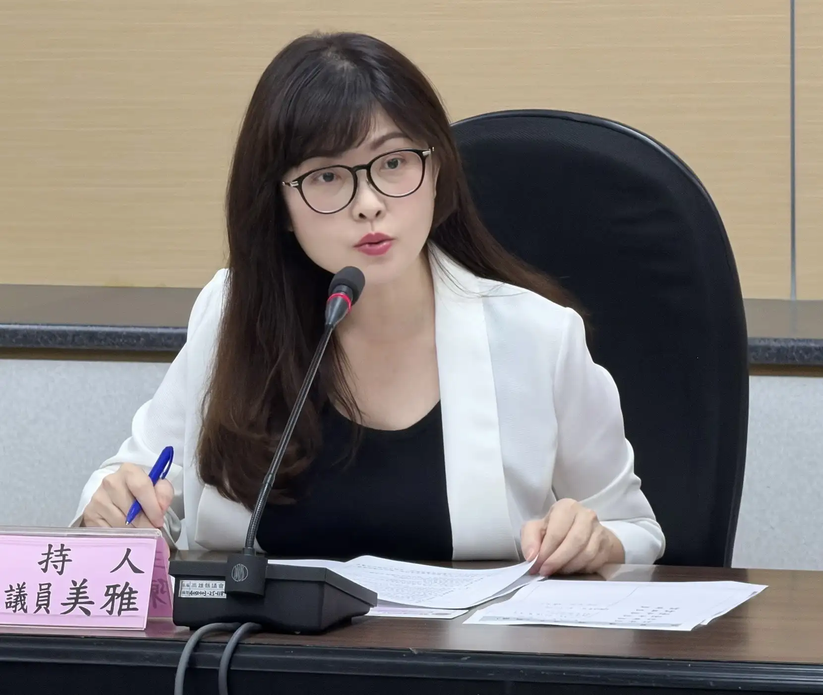 市議員陳美雅於公聽會中要求市府提出具體、可執行的改善計畫，將高雄打造成真正的「育兒友善城市」。（記者吳文欽攝）