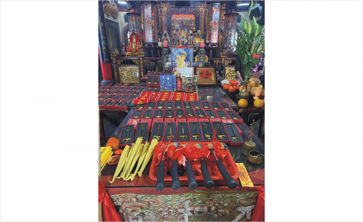 神桌前擺滿金鏟相當吸睛