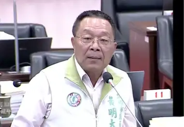 市議員黃明太總質詢指出茄萣風雨球場工地凌亂，宛如無政府狀態。（記者吳文生攝）