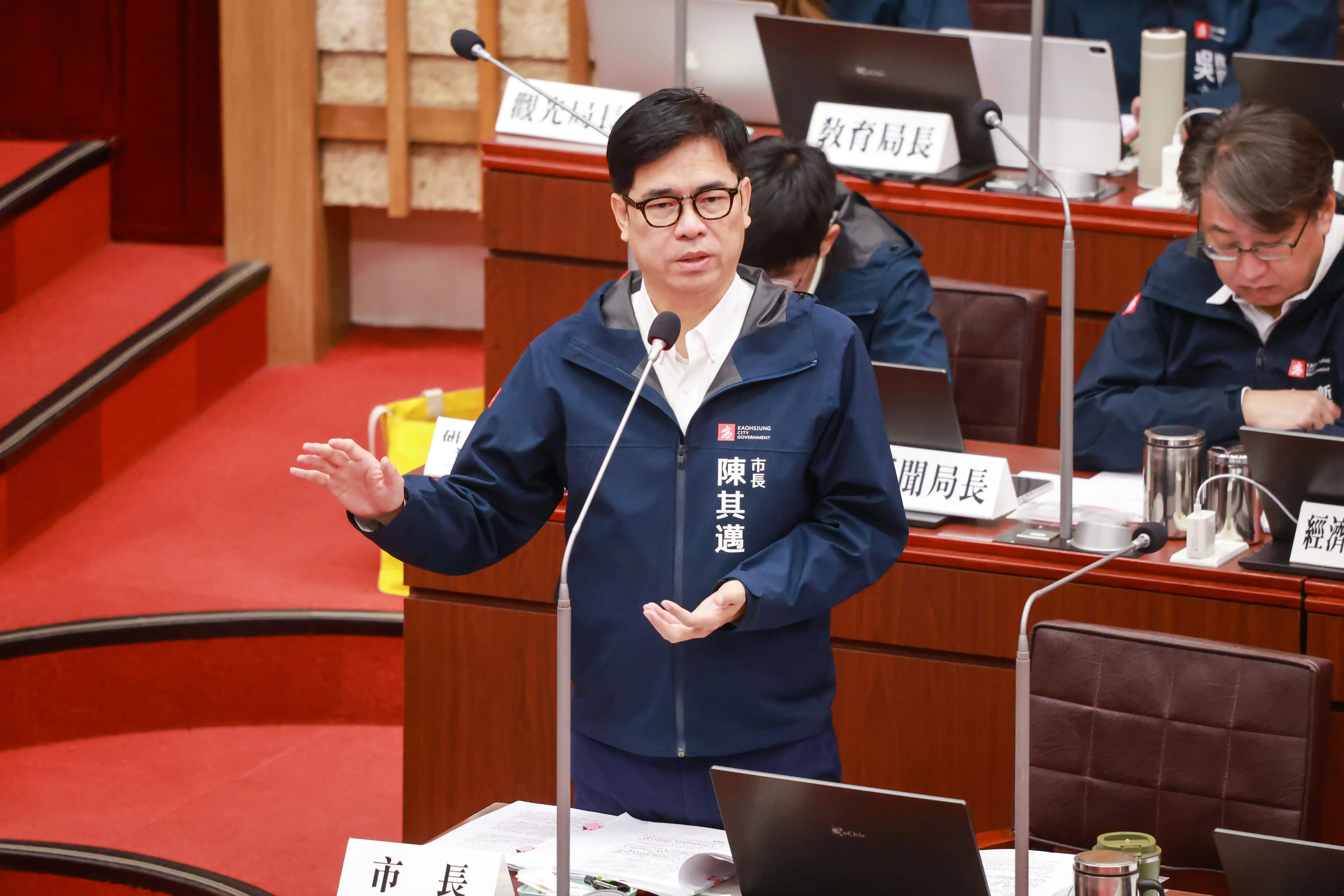 市長陳其邁答詢時表示，高雄將以AI智慧城市為目標，並持續推動淨零轉型，與國際接軌、加速產業能源升級。（記者吳文生攝）