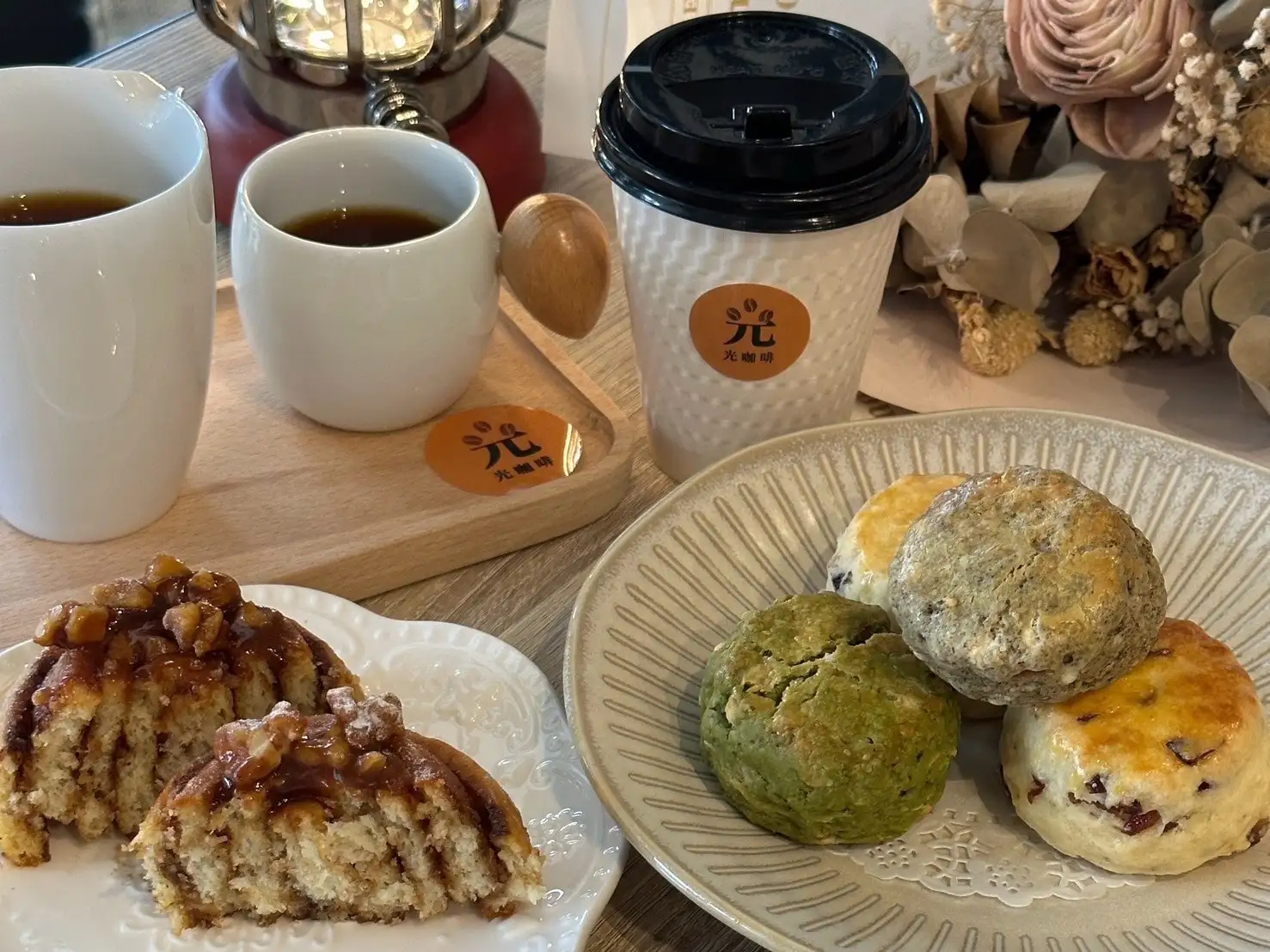 「光咖啡」「青鳥家脆皮泡芙」「趣呷迷仔」等攤位備受遊客喜愛。(記者吳文欽 翻攝)