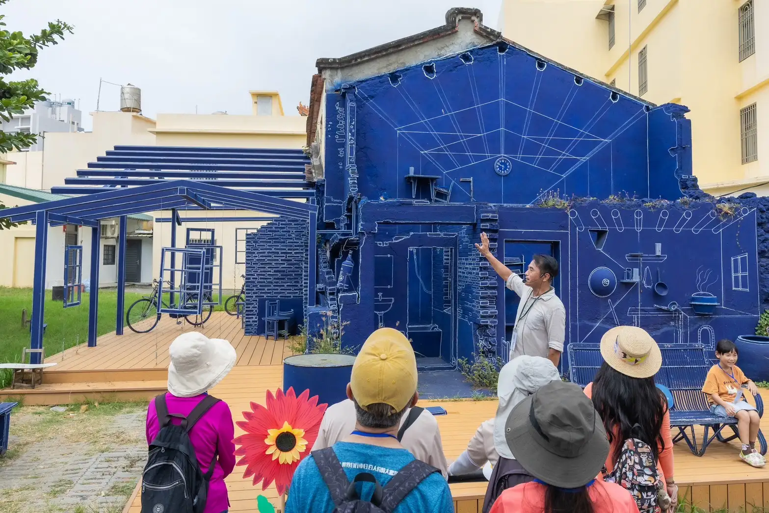 參加「赤崁聚落導覽」的遊客在講解員帶領下走進老街巷弄，認識梓官漁村文化。(記者吳文欽 翻攝)