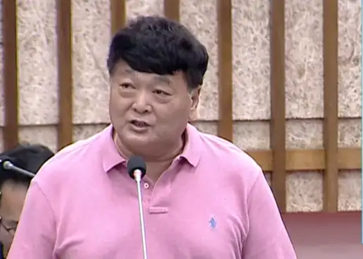 市議員吳銘賜指出，帶狀皰疹疫苗費用動輒上萬元，對長輩負擔沉重，盼市府儘速研議補助。（記者吳文生攝）