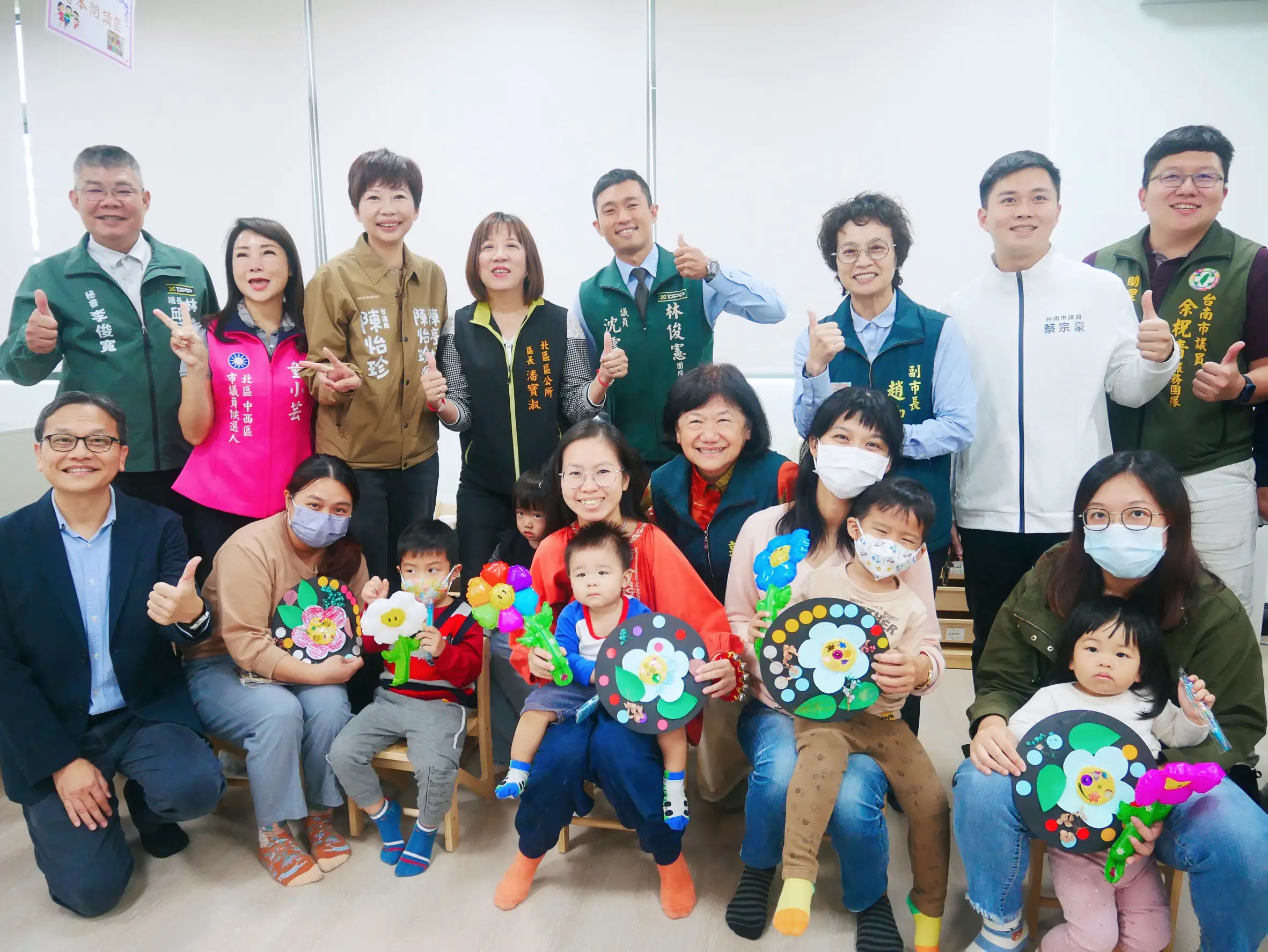 開幕典禮出席貴賓、社區家長與幼童、崑大團隊合影。(圖/崑山科大 提供)