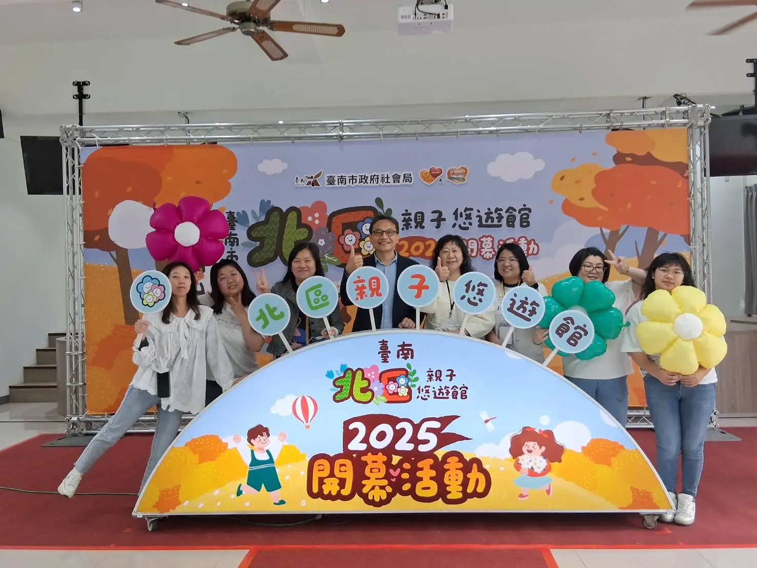 崑山科大幼保系李花環主任(左3起)、鐘俊顏副校長、計畫主持人王美晴博士及親子館夥伴開幕合影。(圖/崑山科大 提供)