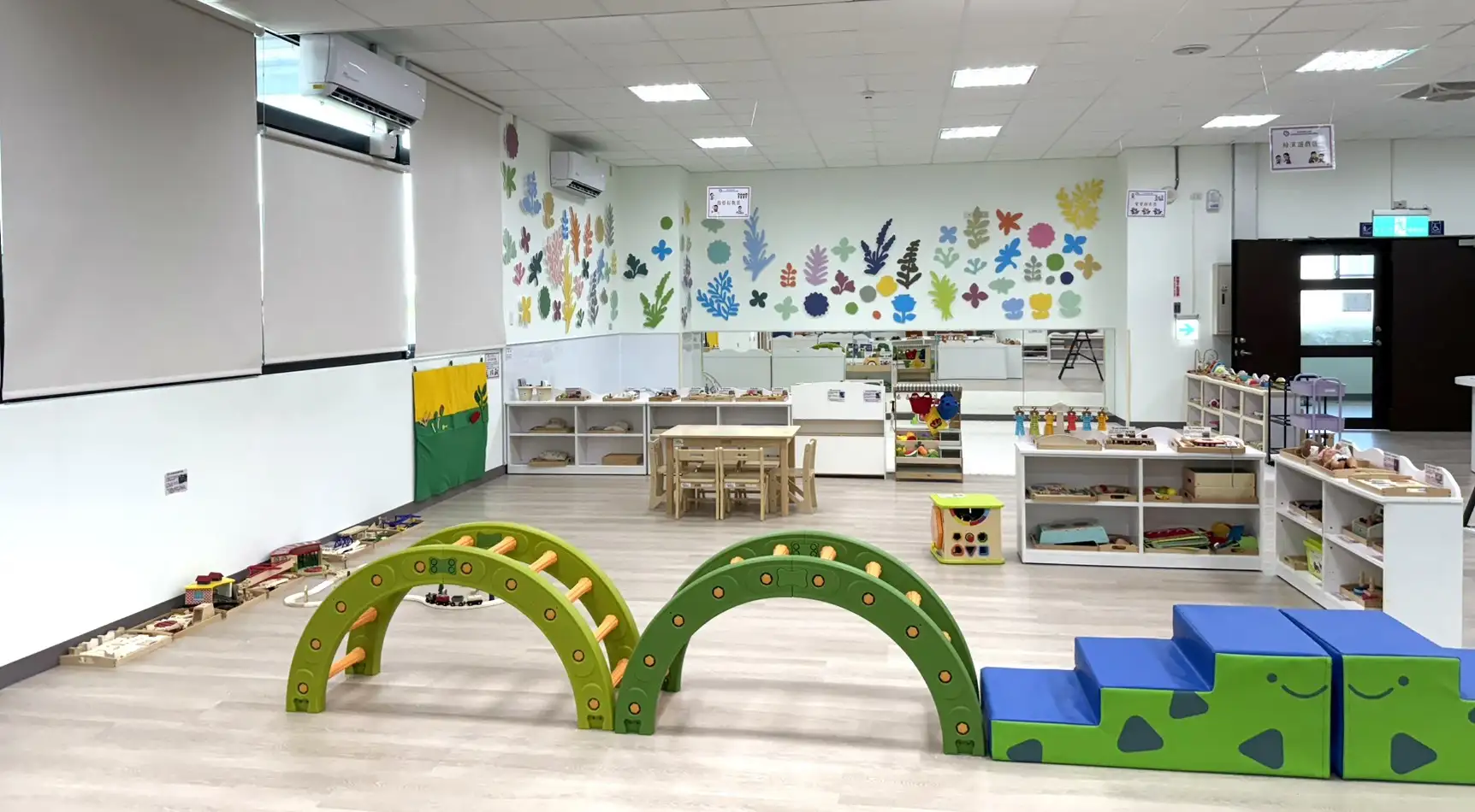 崑山科大視傳系團隊以園藝意象建構館內美學意象。(圖/崑山科大 提供)