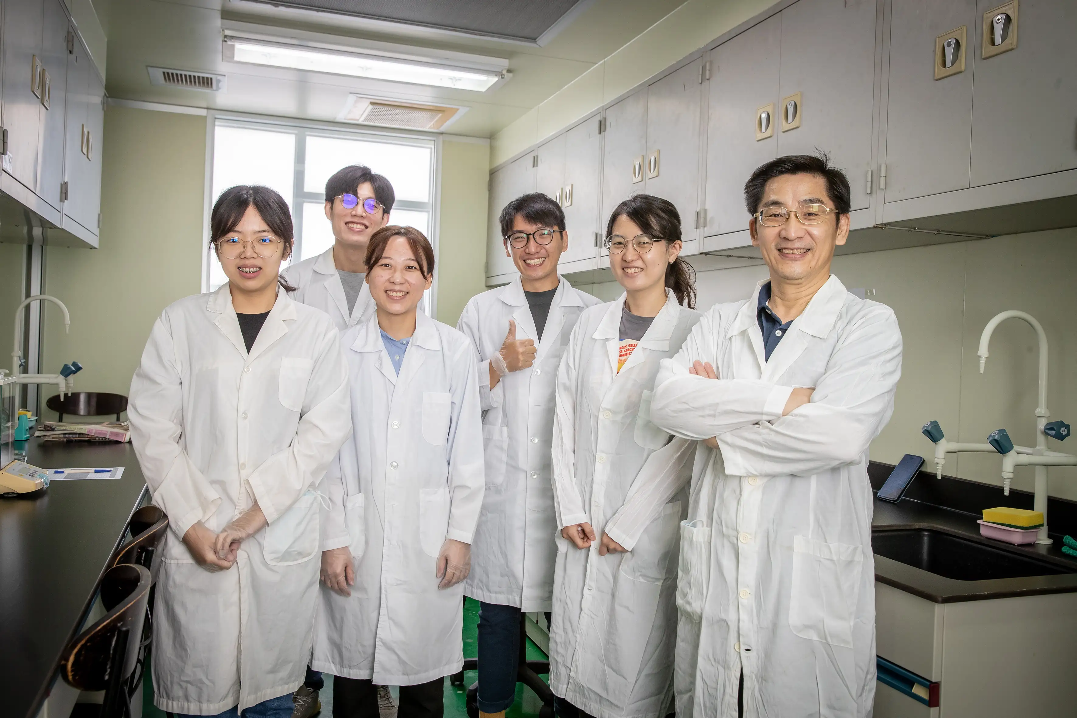 嘉藥陳師瑩教授帶領學生開發以「膳糖管家」飲食建議系統獲金牌獎。(圖/嘉南藥理大學 提供)