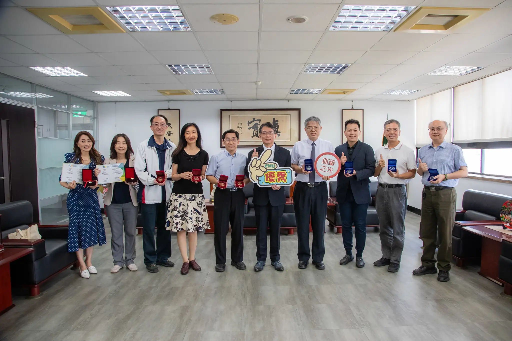 嘉藥IIIC與台灣技博會奪4金4銀2銅校長張翊峰(中)鼓勵獲獎教師再接再厲。(圖/嘉南藥理大學 提供)