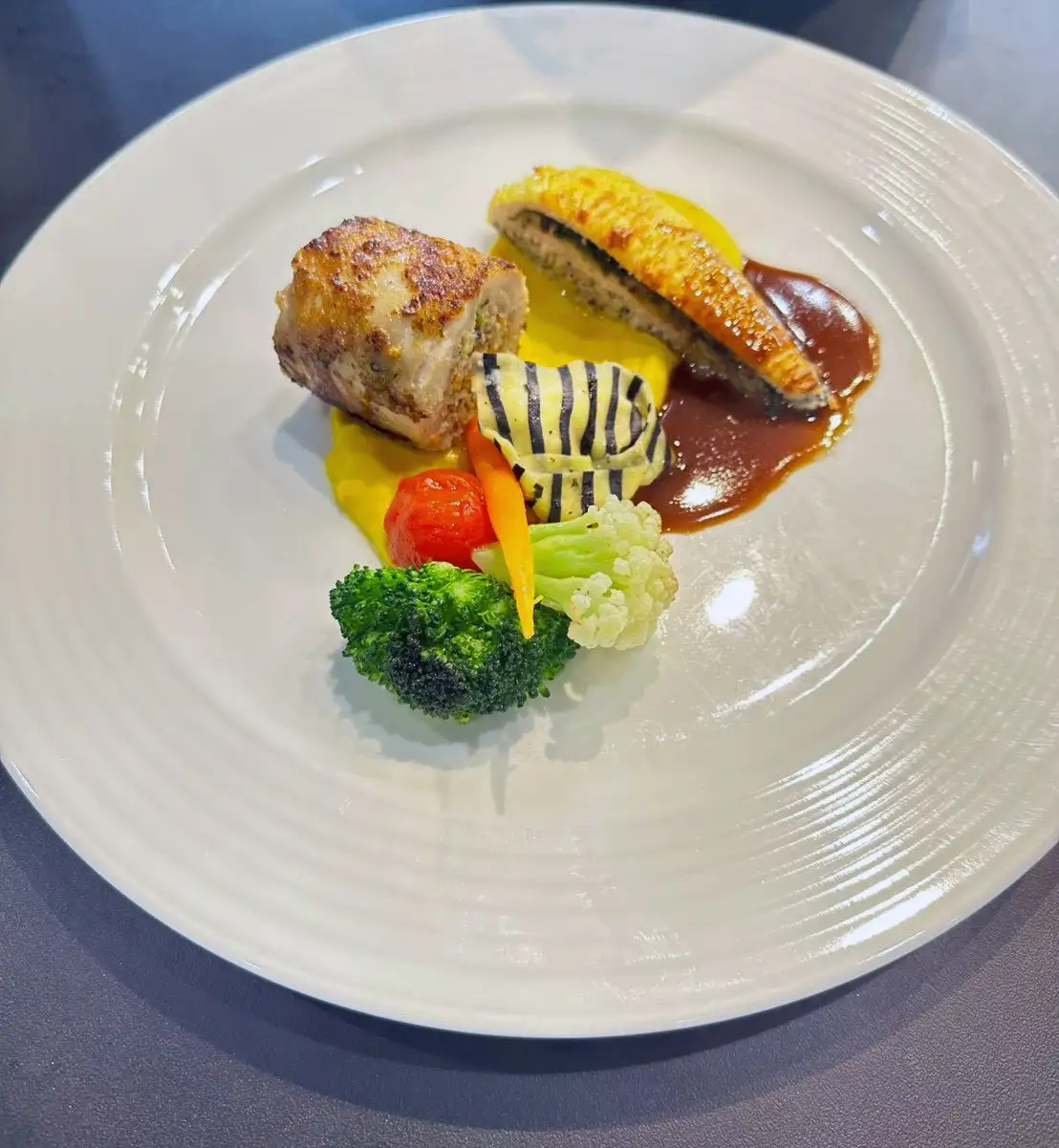 嘉藥林科任以松露搭配雞胸及雞腿做出層次豐富的口感獲銀牌獎。(圖/嘉南藥理大學 提供)