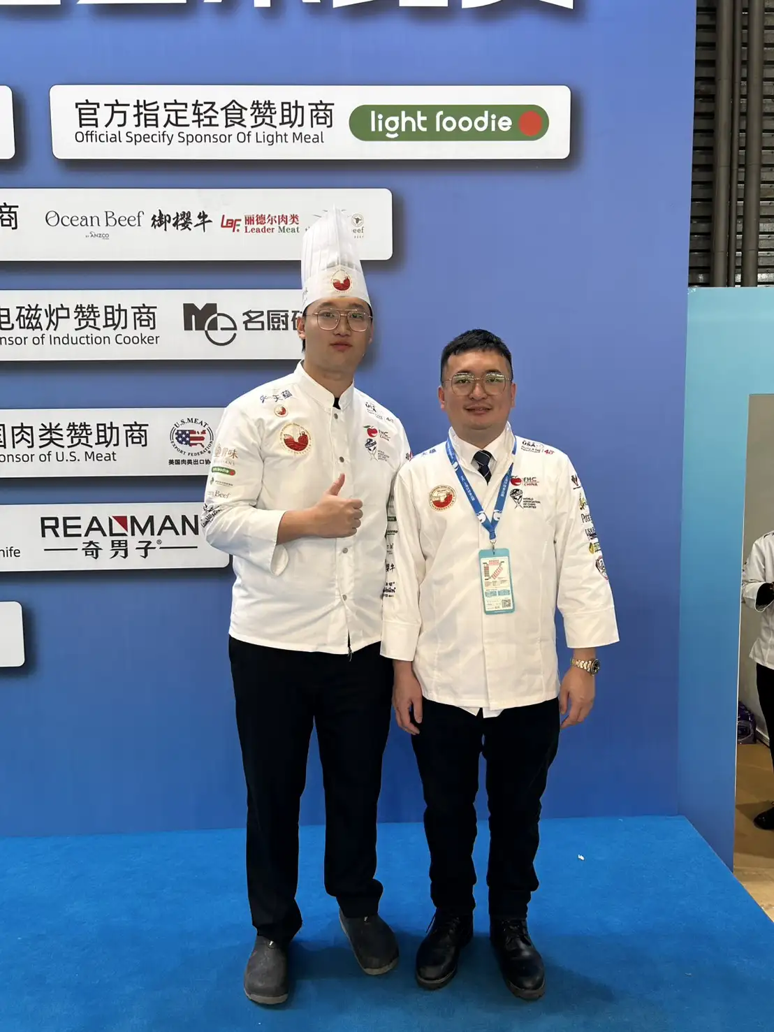 嘉藥林科任(左)感謝老師曾楷勛利用課餘時間的耐心指導。(圖/嘉南藥理大學 提供)