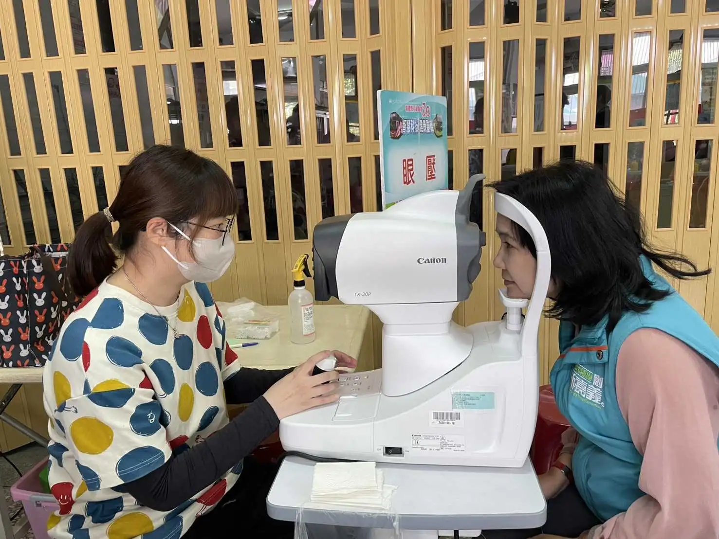 醫護人員協助民眾進行AI眼底攝影，偵測糖尿病視網膜病變與黃斑部病變，守護偏鄉視力健康。(圖/嘉義縣衛生所 提供)