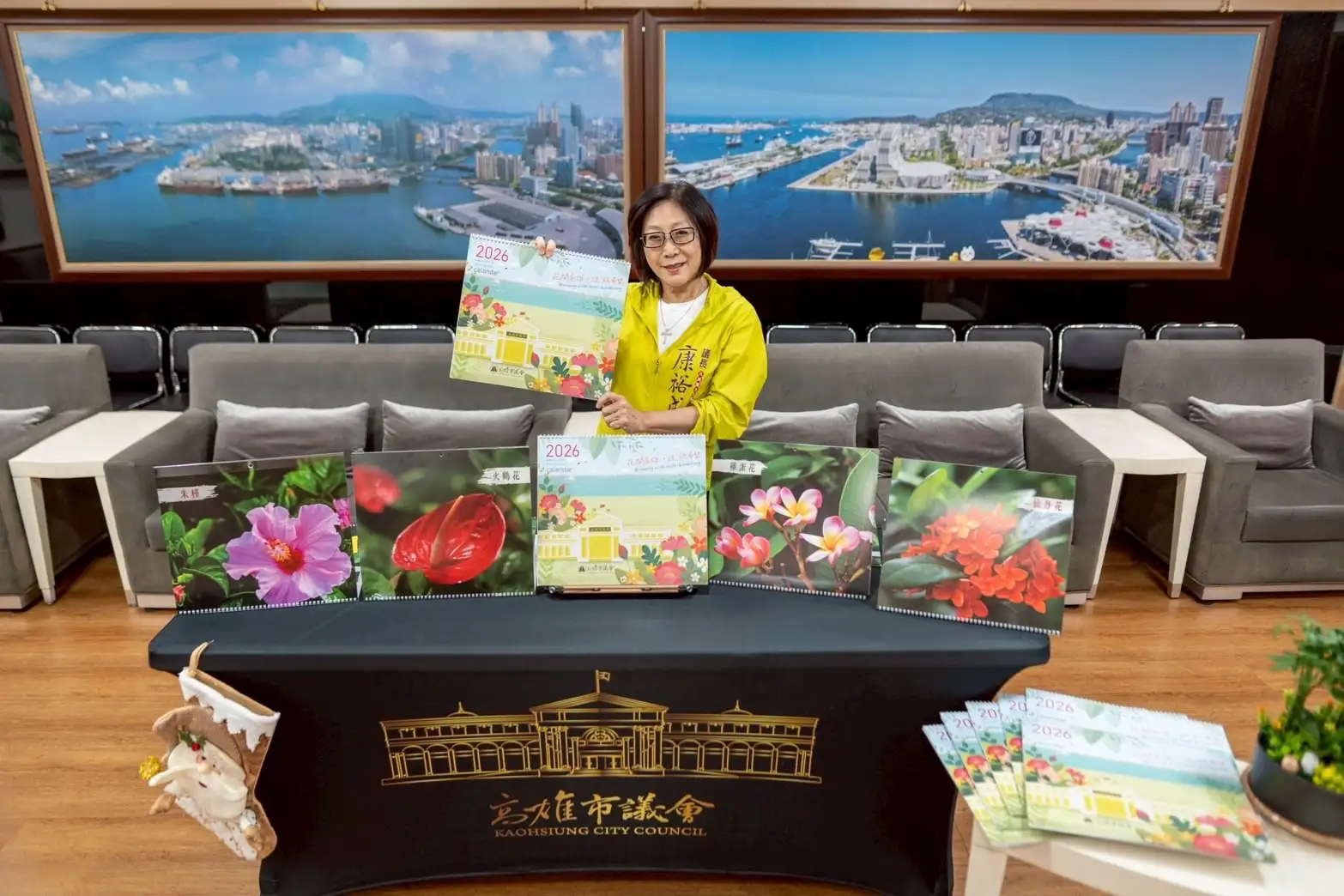 高雄市議長康裕成宣布，十二月一日起免費發送限量五百份月曆，歡迎市民朋友到議會索取，送完為止。（高雄市議會提供）
