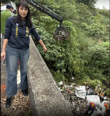 市議員參選人黃韻涵指出，燕巢區金山里鄰近麒麟山景觀園區再度出現垃圾山，呼籲市府嚴查並杜絕破壞環境行為。（記者吳文生翻攝）