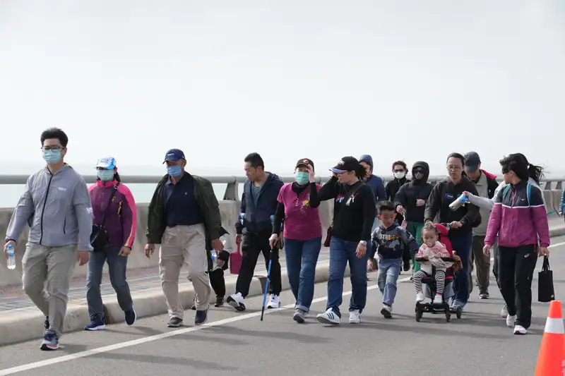 澎湖大行軍活動吸引不同年齡層民眾參與，參加者迎著東北季風沿跨海大橋健走，展現全民運動熱情。(圖/澎湖縣政府提供)