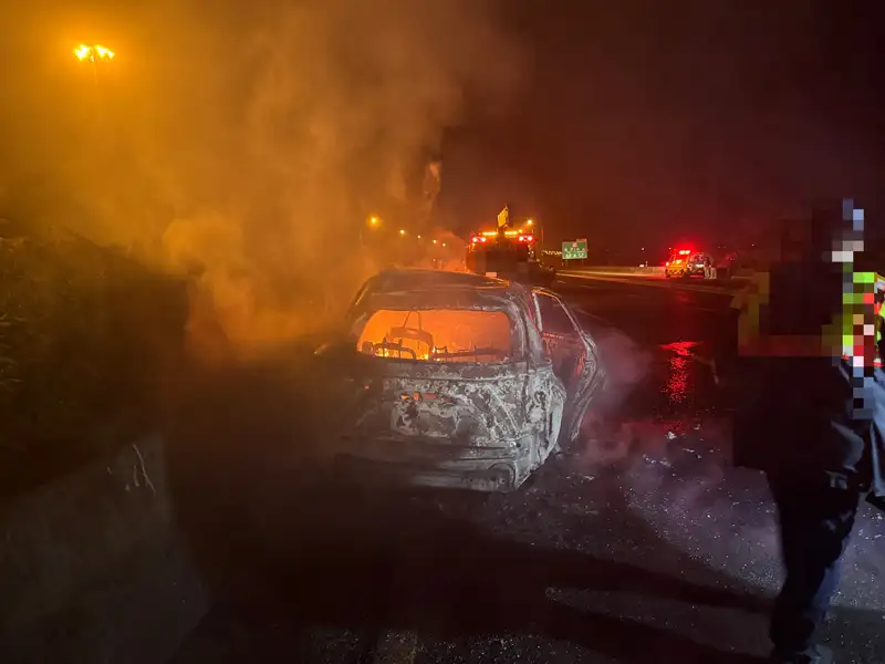 國道1號嘉義水上路段凌晨發生逆向機車與小客車碰撞事故，撞擊後兩車滑行並起火燃燒，小客車車體被燒得面目全非。(圖/國道警方提供)