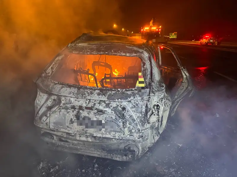 國道1號嘉義水上路段凌晨發生逆向機車與小客車碰撞事故，撞擊後兩車滑行並起火燃燒，小客車車體被燒得面目全非。(圖/國道警方提供)